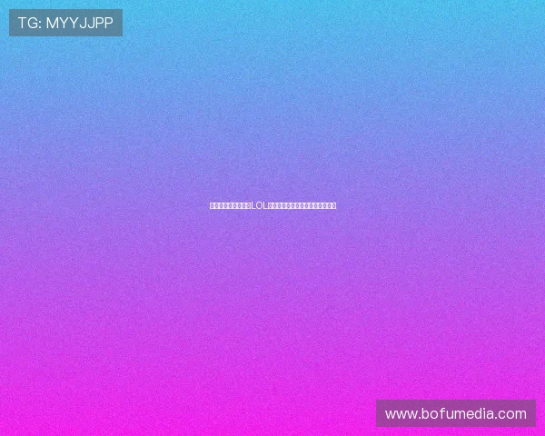 成都春熙路亮相巨型LOL冠军奖杯雕塑吸引众多电竞迷围观